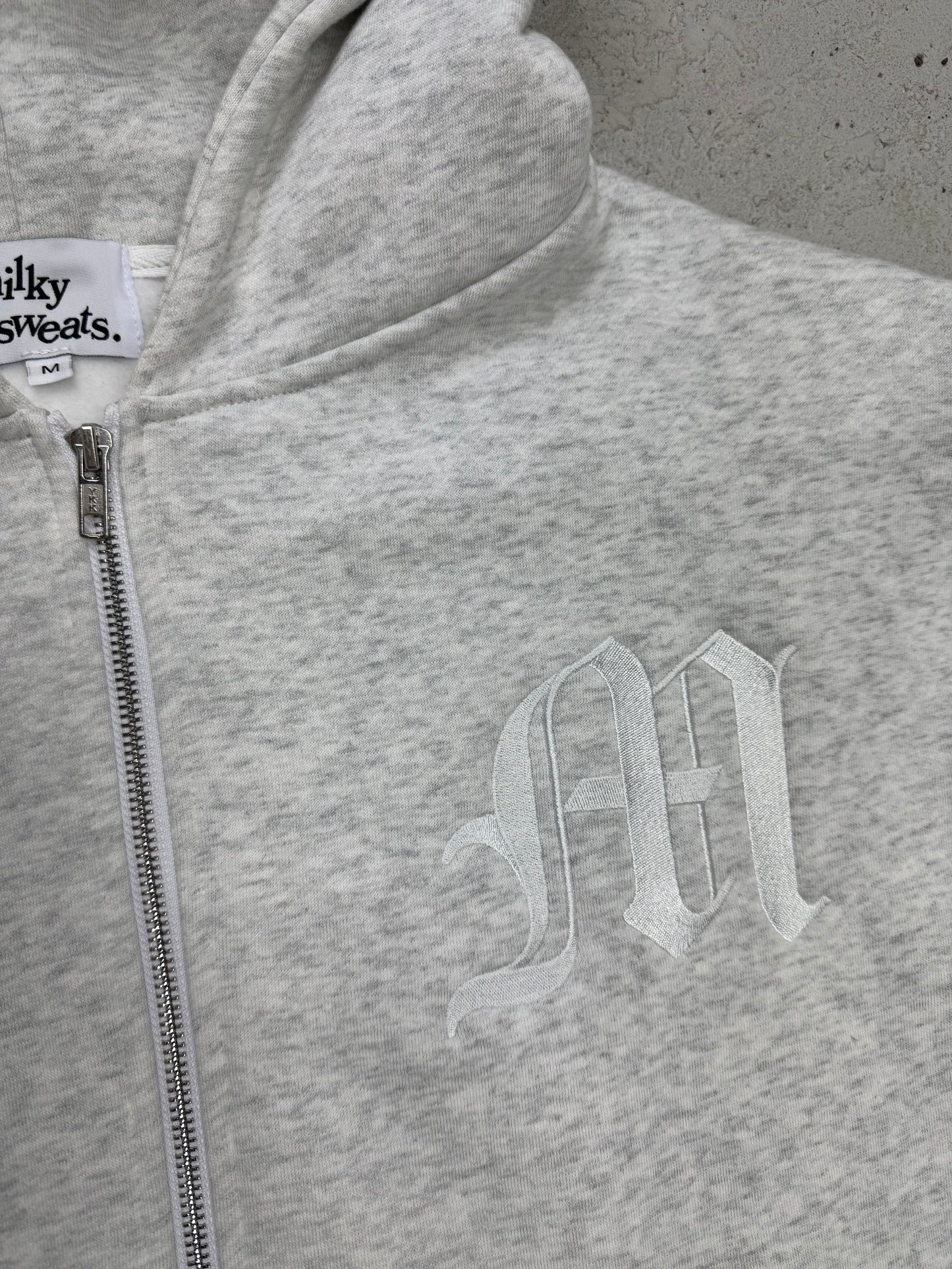 THE ESSENTIAL M ZIP UP