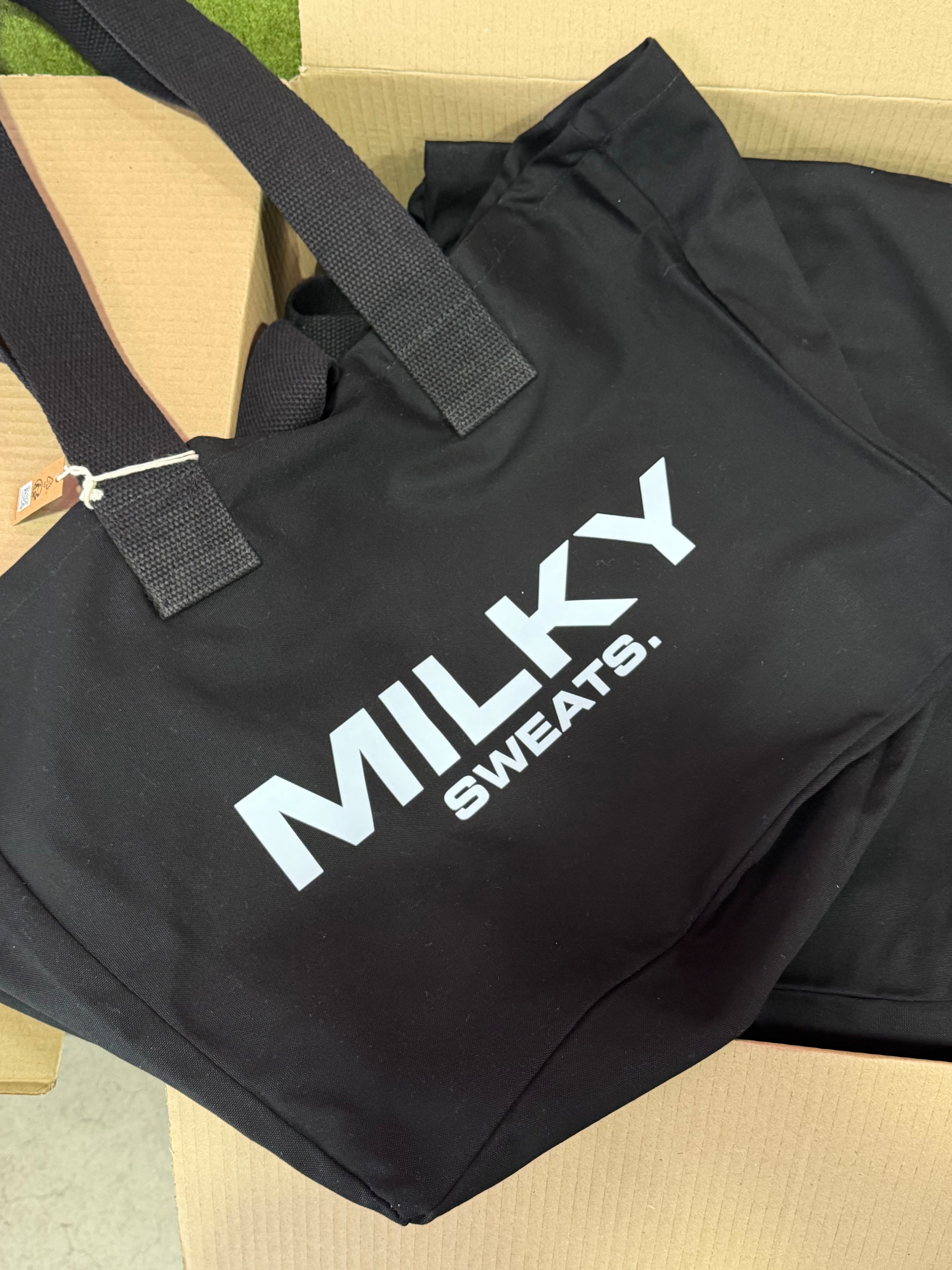 MILKY HEAVYWEIGHT TOTE